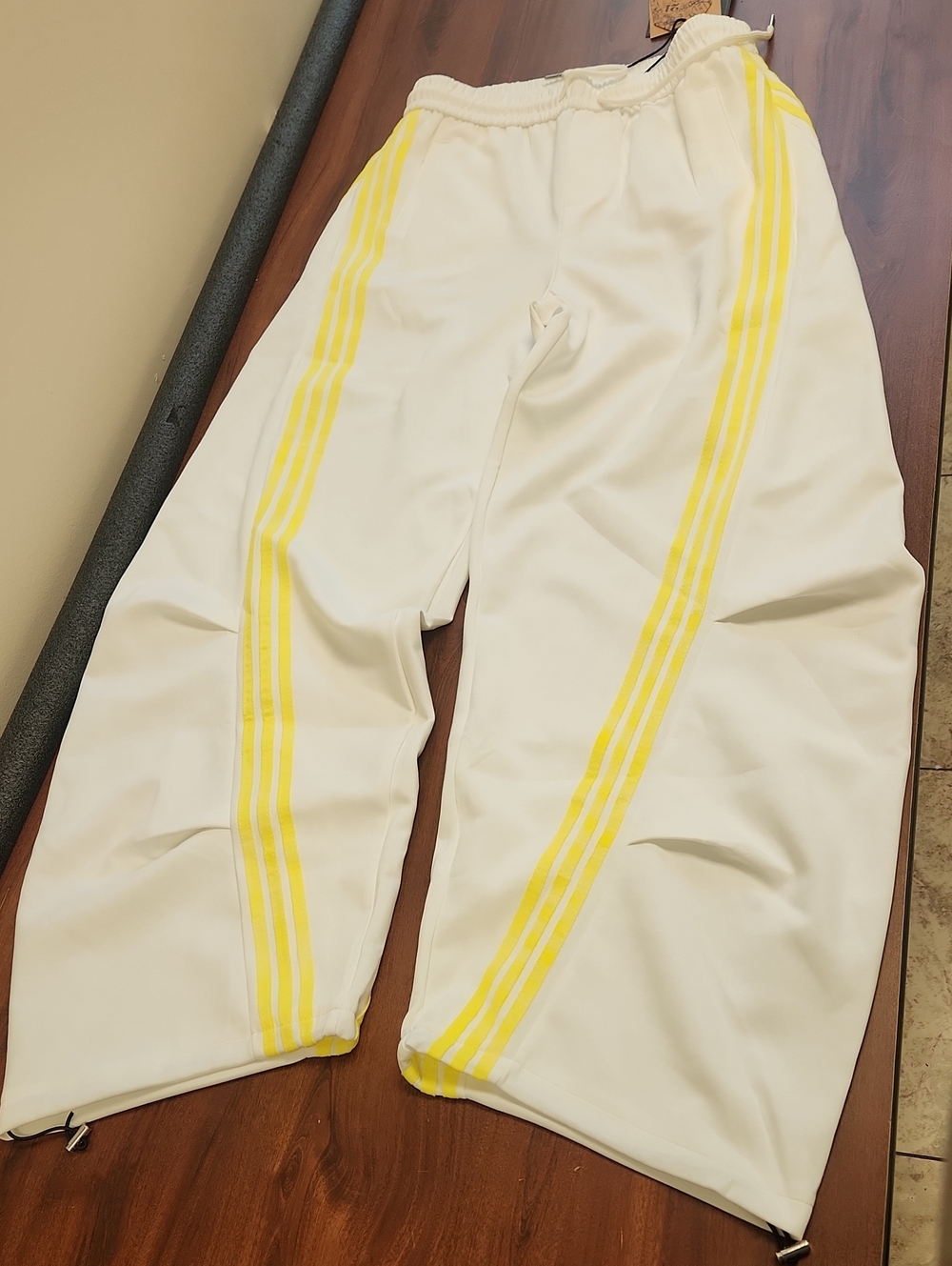 🔥Women's White Sweatpants with Yellow Side Stripes